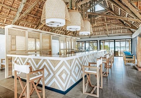 Restaurantbar im Lagoon Attitude mit Strohdach und hellem tropischem Design