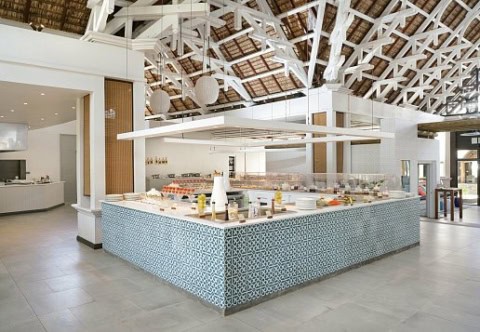 Buffetbereich im Lagoon Attitude mit moderner Theke und offenem Raumkonzept