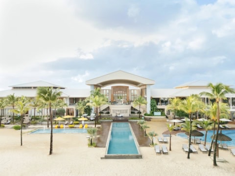 Außenansicht des Le Meridien Ile Maurice mit Pool, Palmen und Strandlage