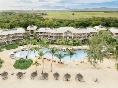 Luftaufnahme des Le Meridien Ile Maurice mit Poolanlage, Strand und tropischem Hinterland