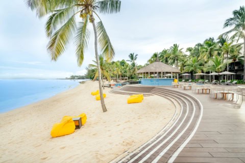 Strandbereich des Le Meridien Ile Maurice mit gelben Sitzsäcken und Barpavillon