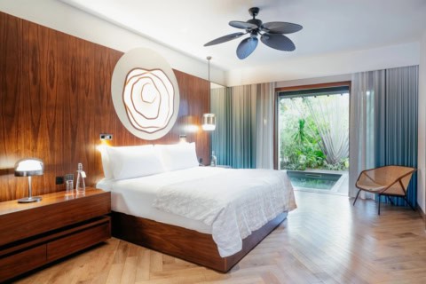 Modernes Zimmer im Le Meridien Ile Maurice mit Holzelementen und Gartenblick