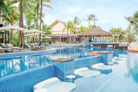 Poolbar im Le Meridien Ile Maurice mit Sonnenliegen, Palmen und tropischer Atmosphäre
