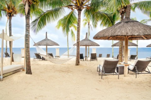 Strand des Le Meridien Ile Maurice mit Hängematte, Palmen und Meerblick