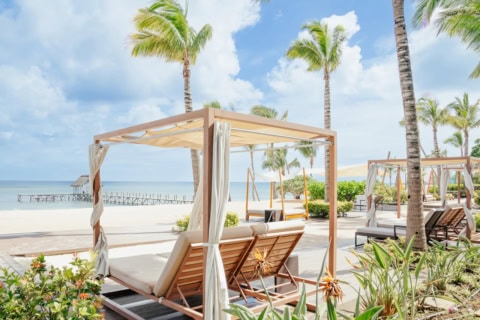 Strandliegen im Le Meridien Ile Maurice mit Himmelbett und Blick auf die Lagune