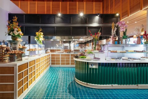 Restaurant im Le Meridien Ile Maurice mit Bar, türkisfarbenen Sesseln und modernem Design