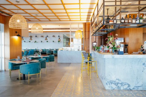 Restaurantterrasse im Le Meridien Ile Maurice mit gedeckten Tischen und Meerblick