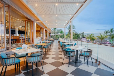 Waves Bar im Le Meridien Ile Maurice mit Holzterrasse und direktem Meerblick