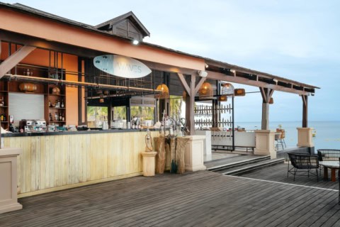 Strandrestaurant im Le Meridien Ile Maurice mit gedeckten Tischen und Blick auf das Meer
