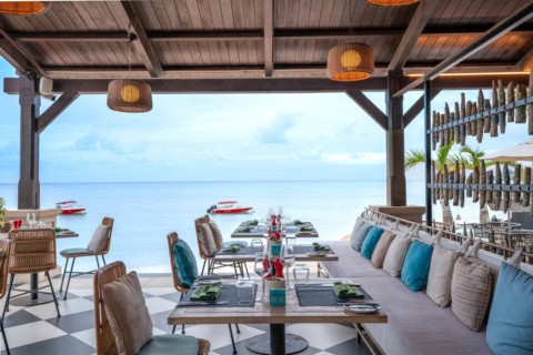 Strandrestaurant im Le Meridien Ile Maurice mit gedeckten Tischen und Blick auf das Meer