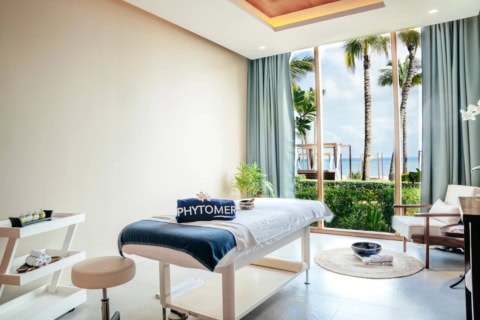Spa-Behandlungsraum im Le Meridien Ile Maurice mit Meerblick und Massageliege