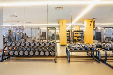 Fitnessraum im Le Meridien Ile Maurice mit Hanteln, Geräten und Spiegelwand