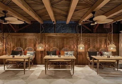Abendliches Restaurant im Paradise Cove Boutique Hotel