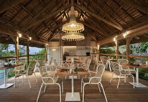 Offenes Restaurant mit Holzdach im Paradise Cove Boutique Hotel