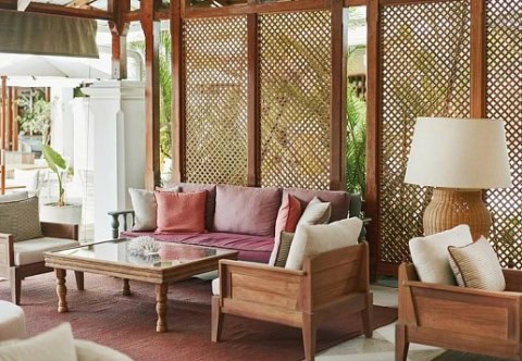 Gemütliche Lounge mit Holzmöbeln im Paradise Cove Boutique Hotel