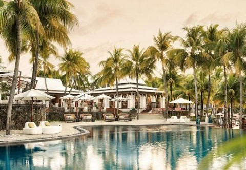 Poolbereich mit Palmen im Paradise Cove Boutique Hotel Mauritius