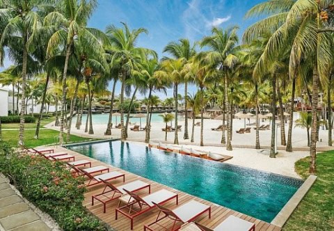 Langer Pool mit Sonnenliegen im Paradise Cove Boutique Hotel