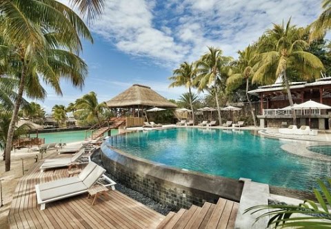 Poollandschaft mit Strohdach-Pavillon im Paradise Cove Boutique Hotel