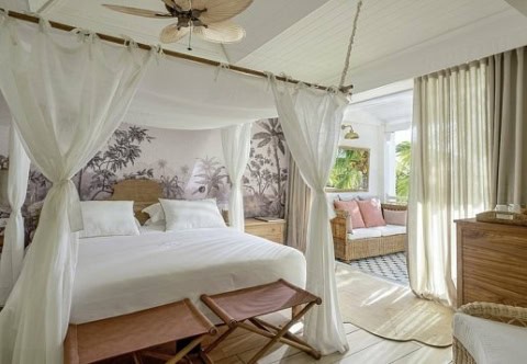 Elegantes Zimmer mit Himmelbett und Balkon im Paradise Cove Boutique Hotel