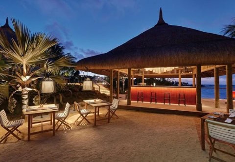 Strandbar am Abend im Paradise Cove Boutique Hotel Mauritius