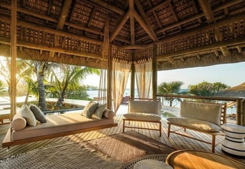 Offene Lounge mit Meerblick im Paradise Cove Boutique Hotel