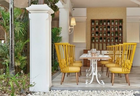 Restauranttisch mit gelben Stühlen im Paradise Cove Boutique Hotel