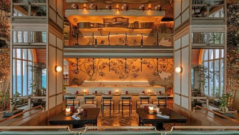 Stilvolle Bar im Shangri-La Le Touessrok mit warmem Licht und Meerblick