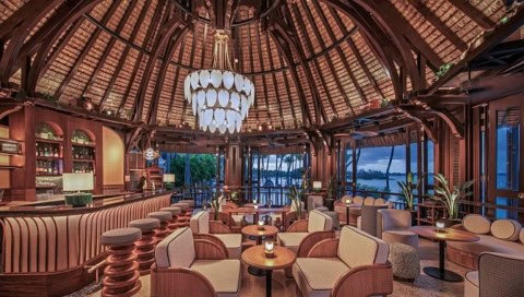 Elegante Lounge-Bar im Shangri-La Le Touessrok mit Strohdach und Blick aufs Meer