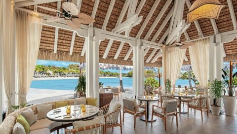 Heller Frühstücksraum im Shangri-La Le Touessrok mit Blick auf Strand und Lagune