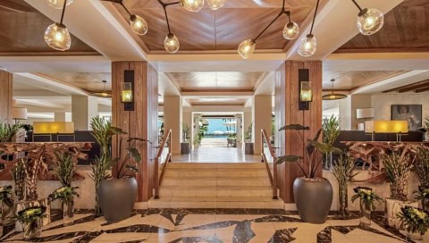 Elegante Lobby im Shangri-La Le Touessrok mit Holzelementen und Blick Richtung Meer