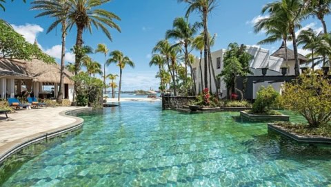 Tropischer Pool im Shangri-La Le Touessrok mit Palmen und Blick auf die Lagune