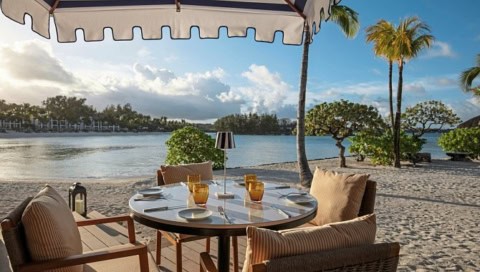 Überdachter Außenbereich des Restaurants im Shangri-La Le Touessrok mit Poolblick