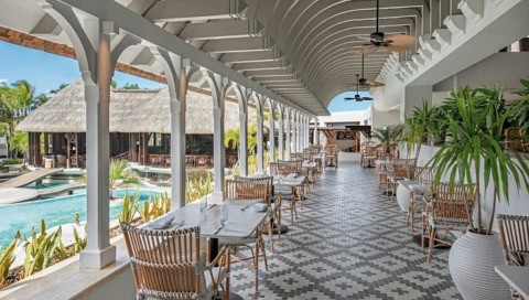 Überdachter Außenbereich des Restaurants im Shangri-La Le Touessrok mit Poolblick
