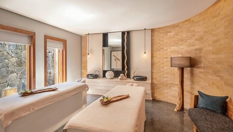 Spa-Behandlungsraum im Shangri-La Le Touessrok mit zwei Massageliegen