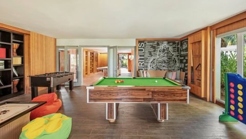 Spielezimmer im Shangri-La Le Touessrok mit Billardtisch, Kicker und Sitzsäcken