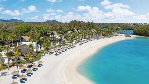 Luftaufnahme des Strands am Shangri-La Le Touessrok mit türkisblauer Lagune