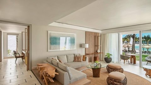 Heller Wohnbereich im Shangri-La Le Touessrok mit Sofa, Terrasse und Strandblick