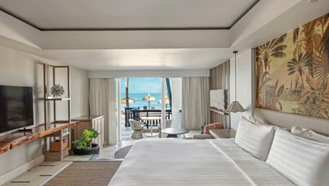 Zimmer im Shangri-La Le Touessrok mit Balkon, Meerblick und hellem Interieur