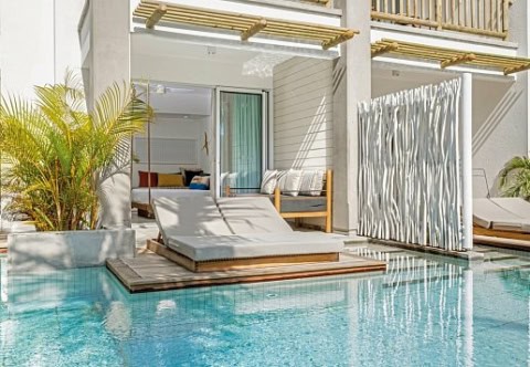 Swim-up-Zimmer im Sunrise Attitude Belle Mare mit Liege direkt am Pool