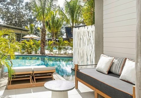 Terrasse eines Swim-up-Zimmers im Sunrise Attitude Belle Mare mit Poolblick
