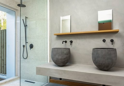 Modernes Badezimmer im Sunrise Attitude Belle Mare mit Doppelwaschbecken und Außendusche