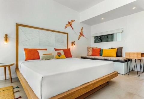 Helles Schlafzimmer im Sunrise Attitude Belle Mare mit farbigen Akzenten
