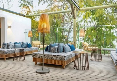 Lounge-Terrasse im Sunrise Attitude Belle Mare mit Daybeds und Blick ins Grüne