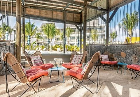 Überdachter Sitzbereich im Sunrise Attitude Belle Mare mit Rattansesseln