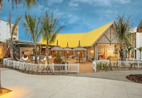 Abendansicht des Sunrise Attitude Belle Mare mit Restaurant und tropischer Gartenanlage