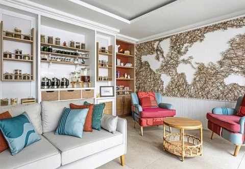 Gemütliche Lounge im Sunrise Attitude Belle Mare mit Teeregal und Wanddekoration