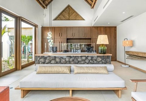 Moderne Lounge im Sunrise Attitude Belle Mare mit Bar und tropischem Interior