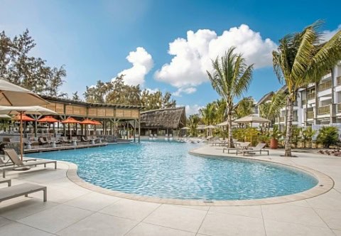 Poolbereich im Sunrise Attitude Belle Mare mit Liegen, Palmen und Restaurant