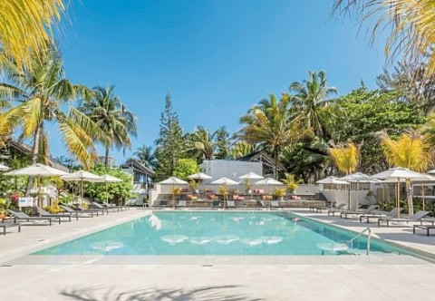 Ruhiger Pool im Sunrise Attitude Belle Mare mit Sonnenliegen und Palmen