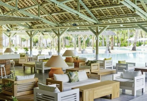 Offene Lounge am Pool im The Ravenala Attitude Mauritius